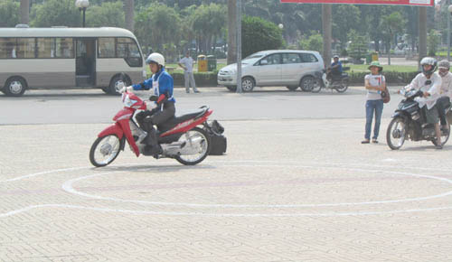 Tích cực vận động người lao động tham gia giữ gìn trật tự an toàn giao thông